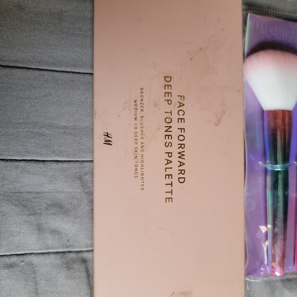 ๐ H & M Face Forward Palette with Brushes - Picture 5 of 11